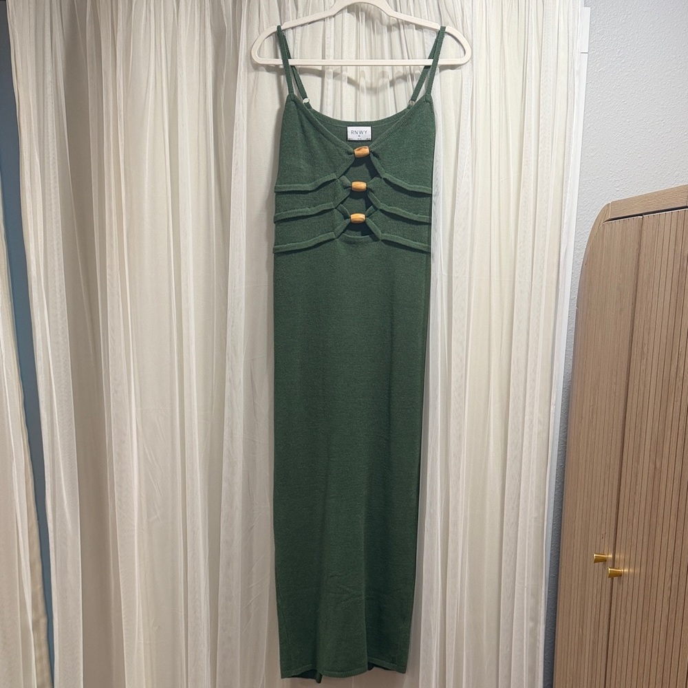 Chic Green Midi Dress with Button Accents